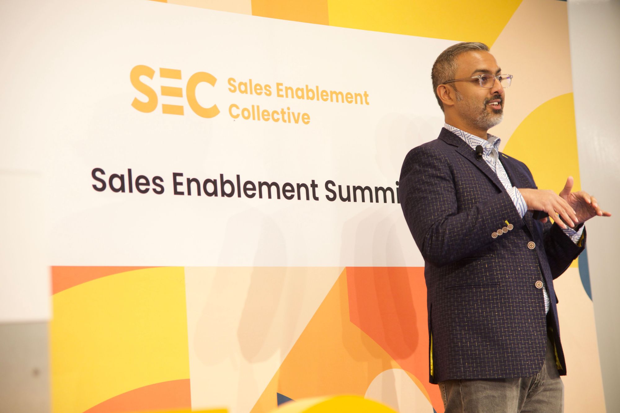 An image of Thomas Cheriyan presenting at the Sales Enablement Summit in New York (2023), speaking about the use of ChatGPT for sales.